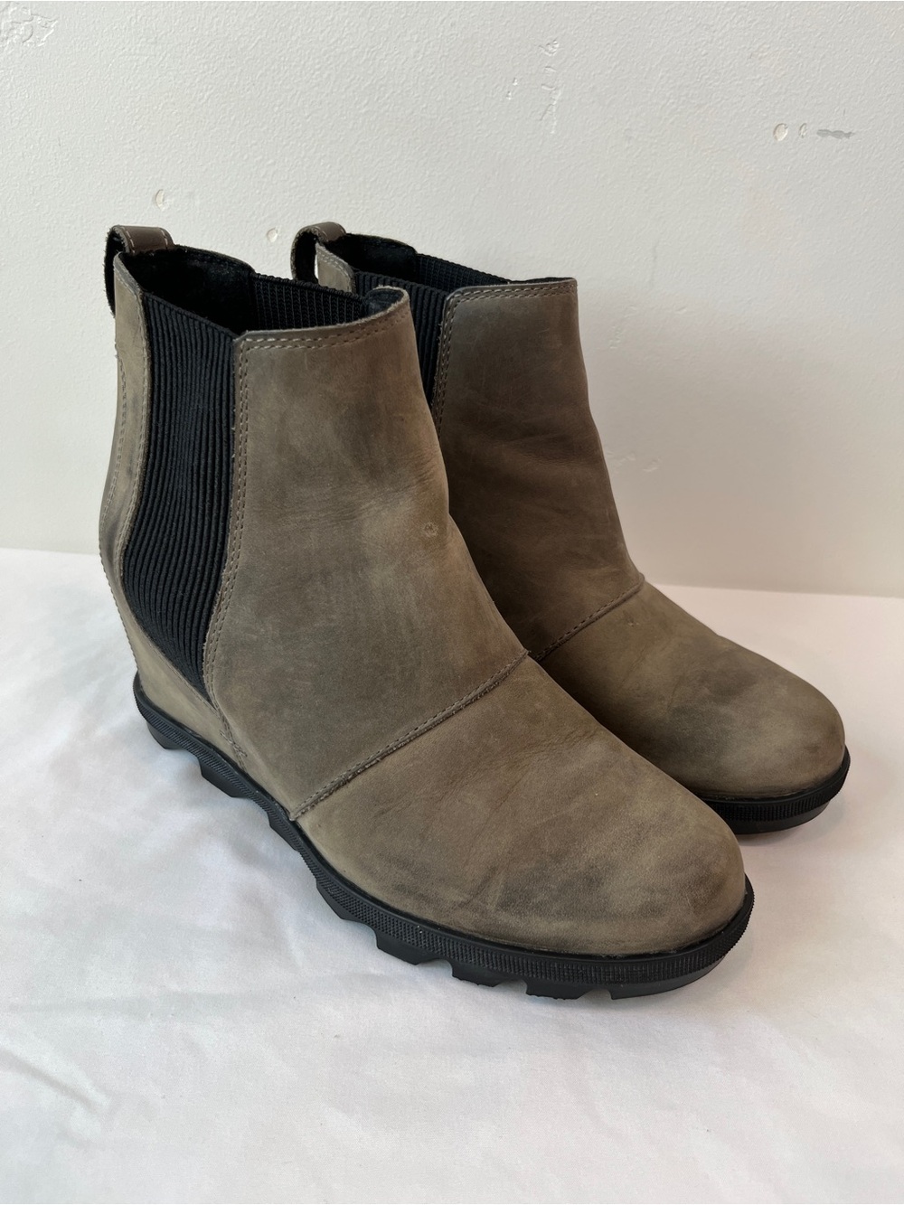 Sorel Joan of Arctic Wedge II Grey Leather Chelsea Booties Womens Size 8